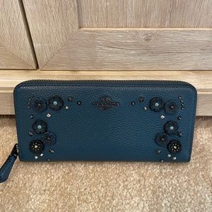 NWOT Coach tea rose pebble leather accordion zip around wallet teal aqua